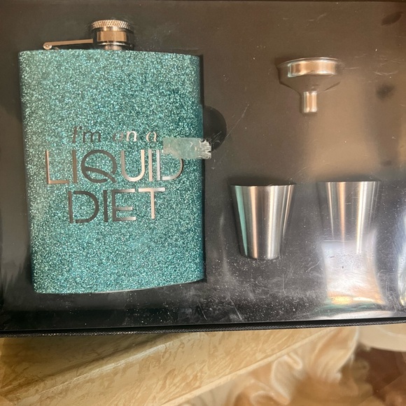 2/$15 … Flask set - Picture 1 of 1